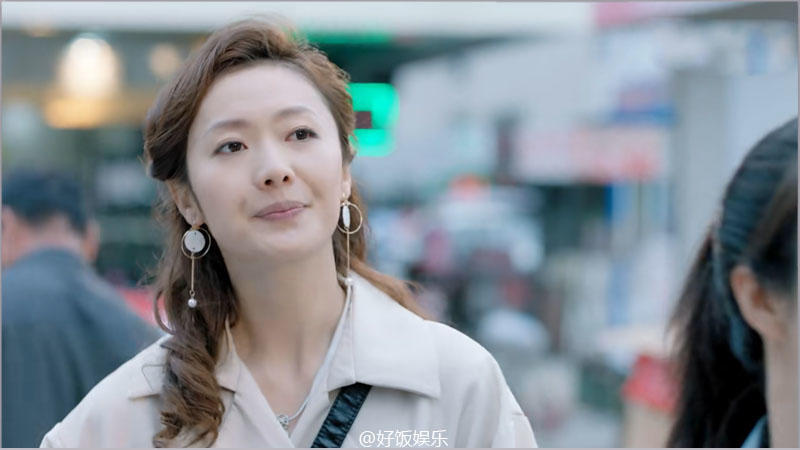 她就是剧中男主角郑路生的妹妹,虎啸镇"镇花"郑小芬(杨斯饰演)