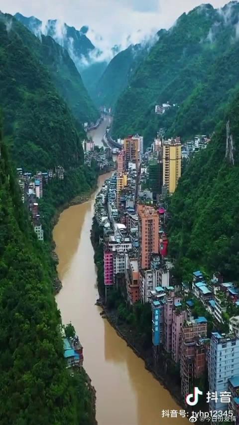 航拍云南的麻栗坡县城,处在大山之中,是中越边境的小城