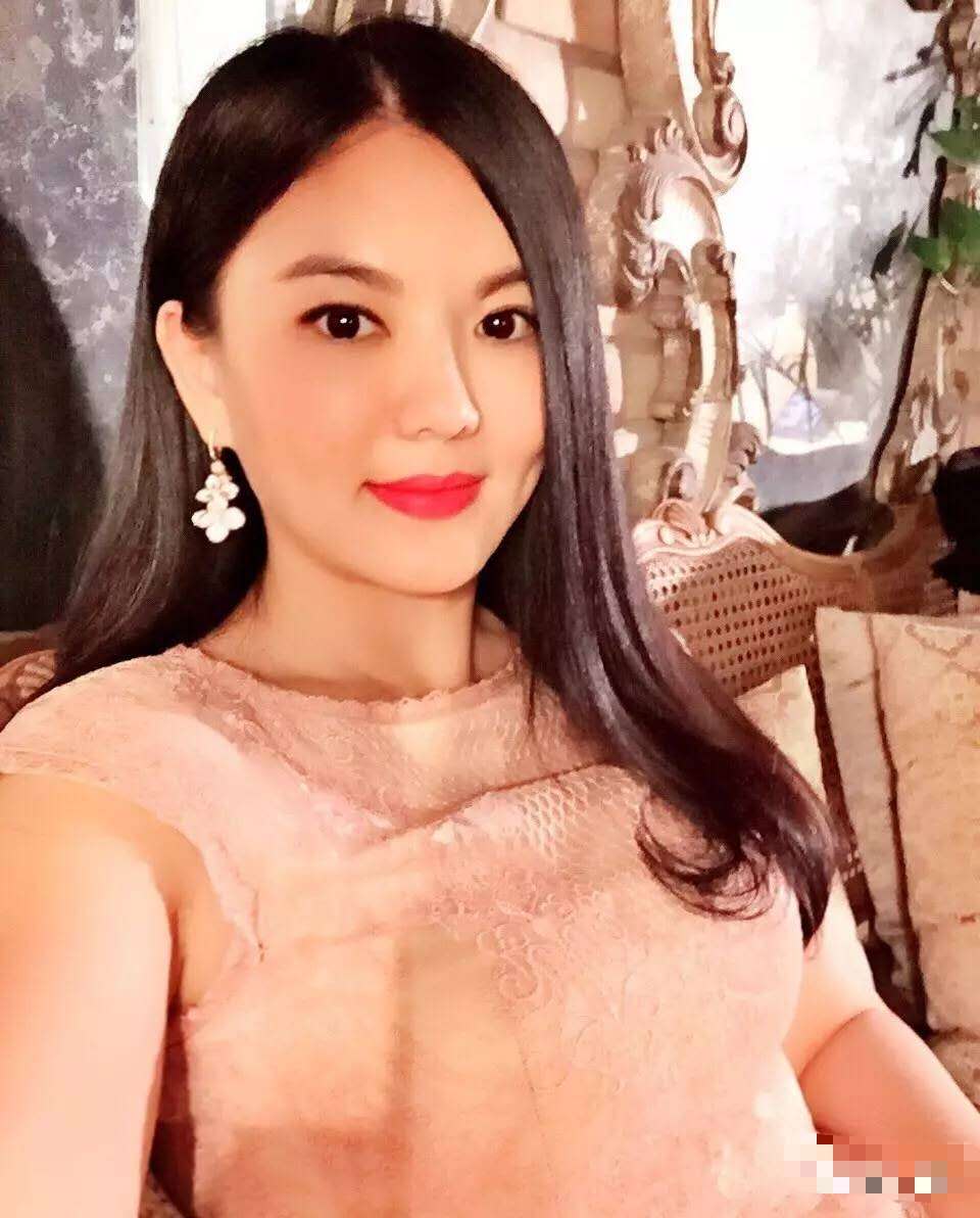 现在才发现李湘的美,穿绿裙嫩得像个小姑娘,身材也丰盈的馋人