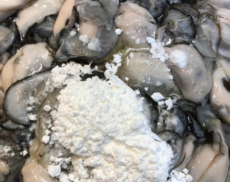 洗花甲和生蚝肉,大厨:放面粉只对了一半,加点它脏物自动跑出来