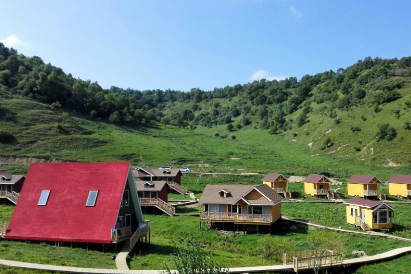 除了著名的名胜之外,山水也是一流的,这里有"天下第一奇险之山"的华山