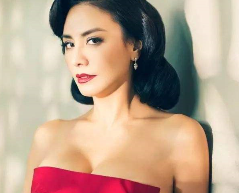 "小昭"田丽二次离婚后退圈卖房隐居,53岁在海边当管理员捡垃圾