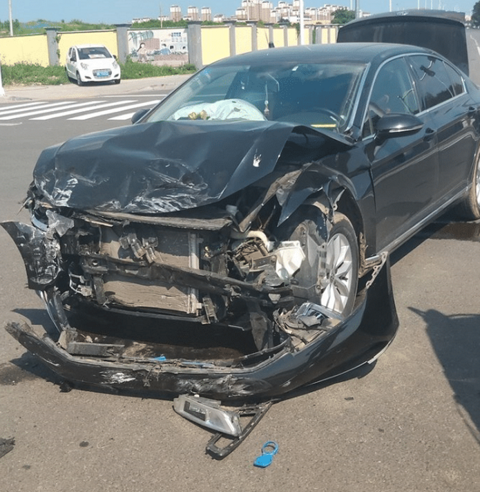 大众迈腾撞上标致308,两车车损一对比,你敢相信吗?