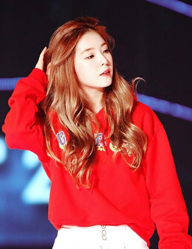 不愧是南韩纯天然神颜美女,红色穿搭太有韵味了|南韩|红色|裴珠泫