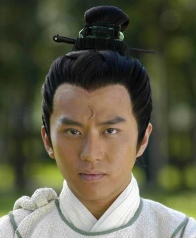 但是五官看起来也都算端正,但是王学兵版本的包青天却是丑到极致,要