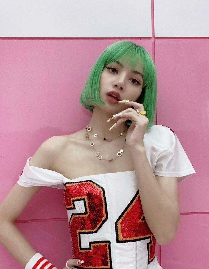 lisa绿发清新美照运动小白裙秀性感美甲精致