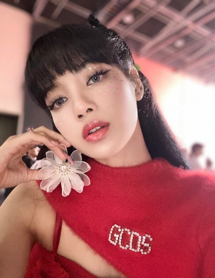 lisa绿发清新美照运动小白裙秀性感美甲精致