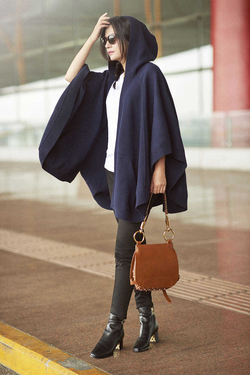 玲花无滤镜也不怕一身斗篷式红色连衣裙秀出筷子腿好吸睛