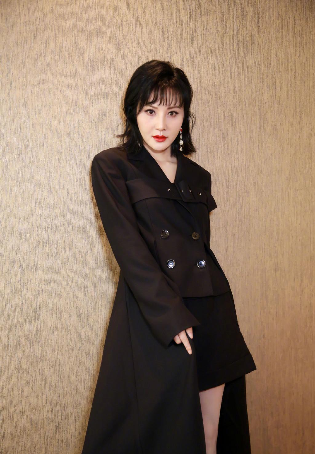 51岁陶红穿西装配超短裤,秀美腿引众人羡慕,这状态不输少女嘛