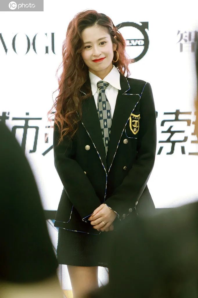 曾经不屑一顾的校服 如今我却要靠它独领风韵