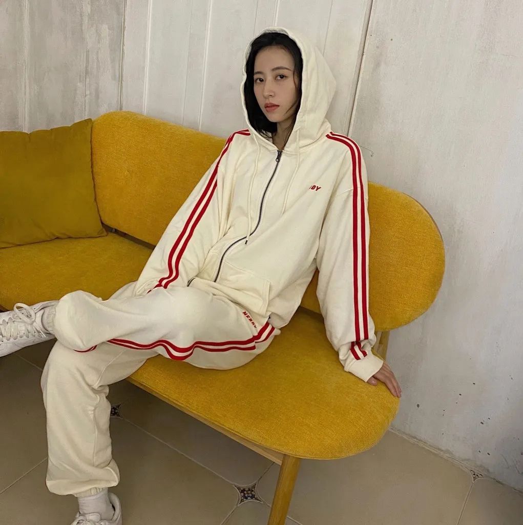 曾经不屑一顾的校服 如今我却要靠它独领风韵