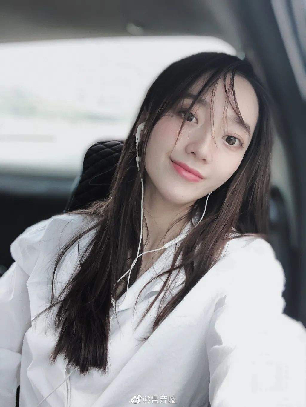 女方很快被怀疑是新人演员鲁芳岐.图片很像在秀恩爱.