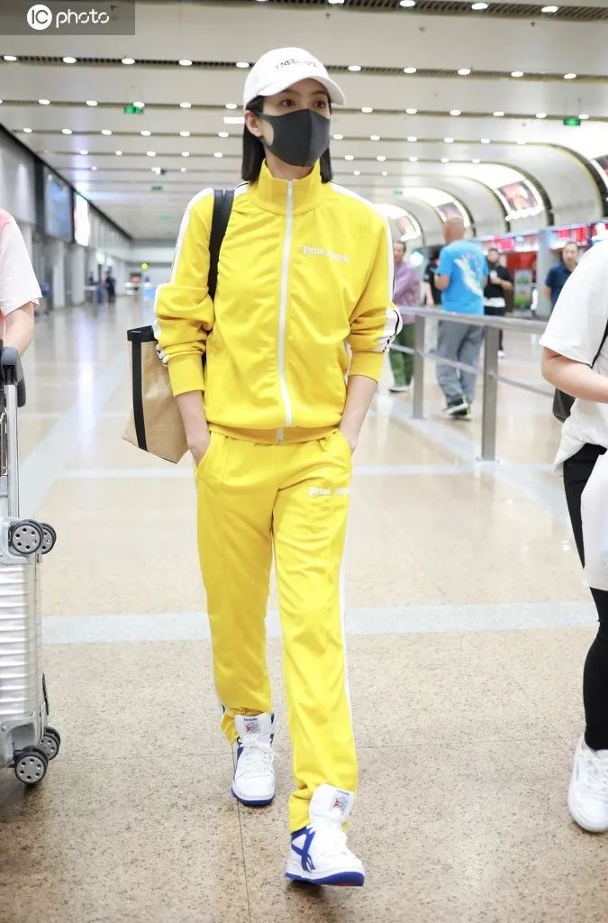 曾经不屑一顾的校服 如今我却要靠它独领风韵