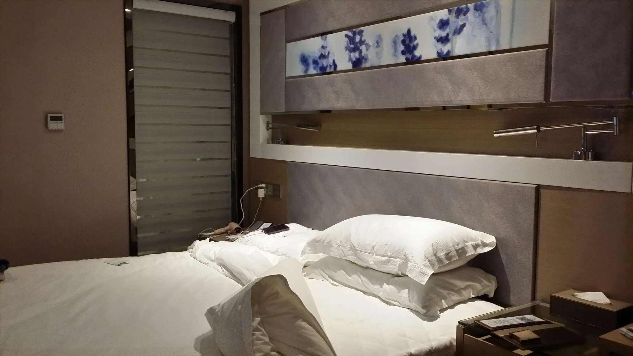 为什么有些酒店,宾馆房间的床上要放4个枕头呢?宾馆老板说实情