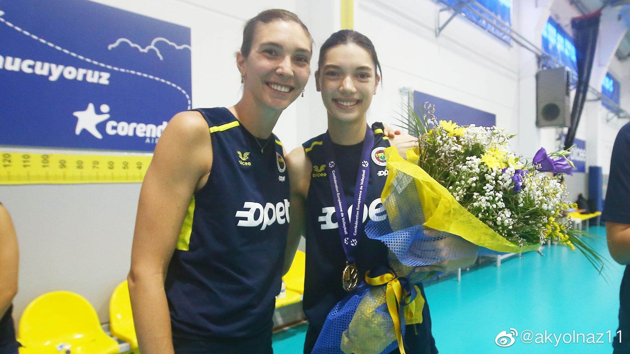 土耳其费内巴切女排俱乐部全员到齐