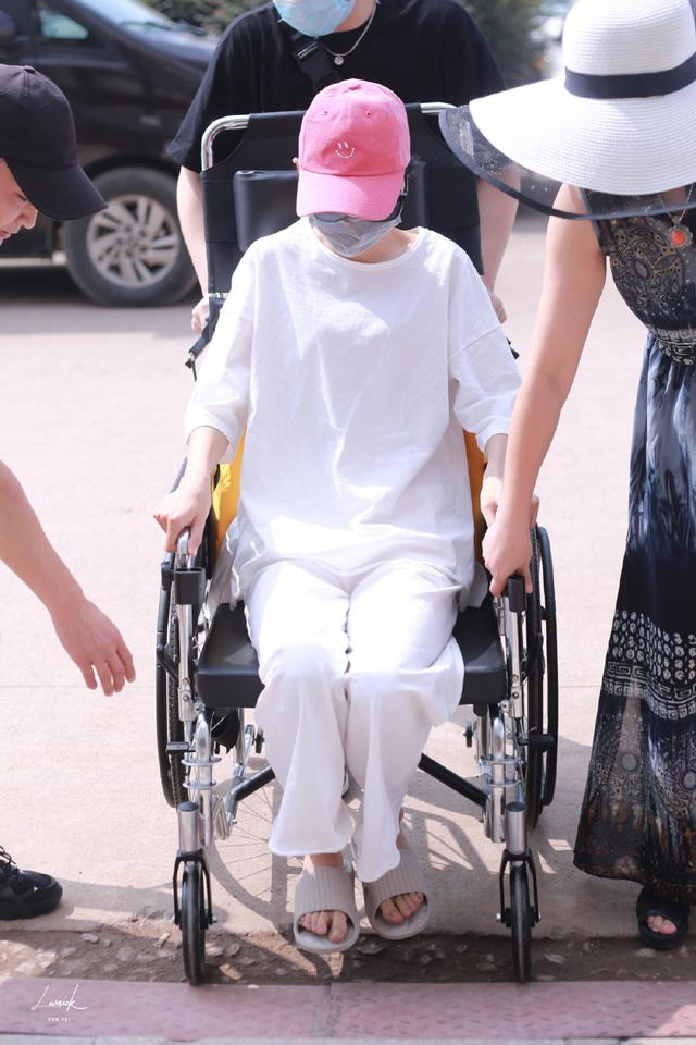 张予曦拍戏意外受伤坐轮椅不敢动弹妈妈全程陪伴搀扶