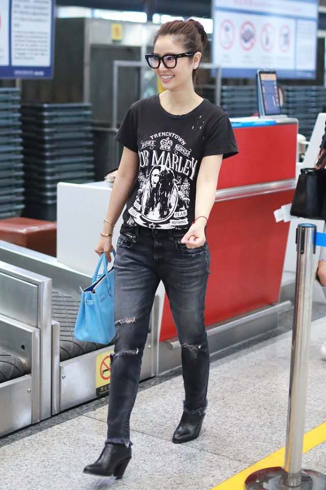 44岁林心如愈发年轻穿卡通t恤搭牛仔裤戴上眼镜文艺又减龄