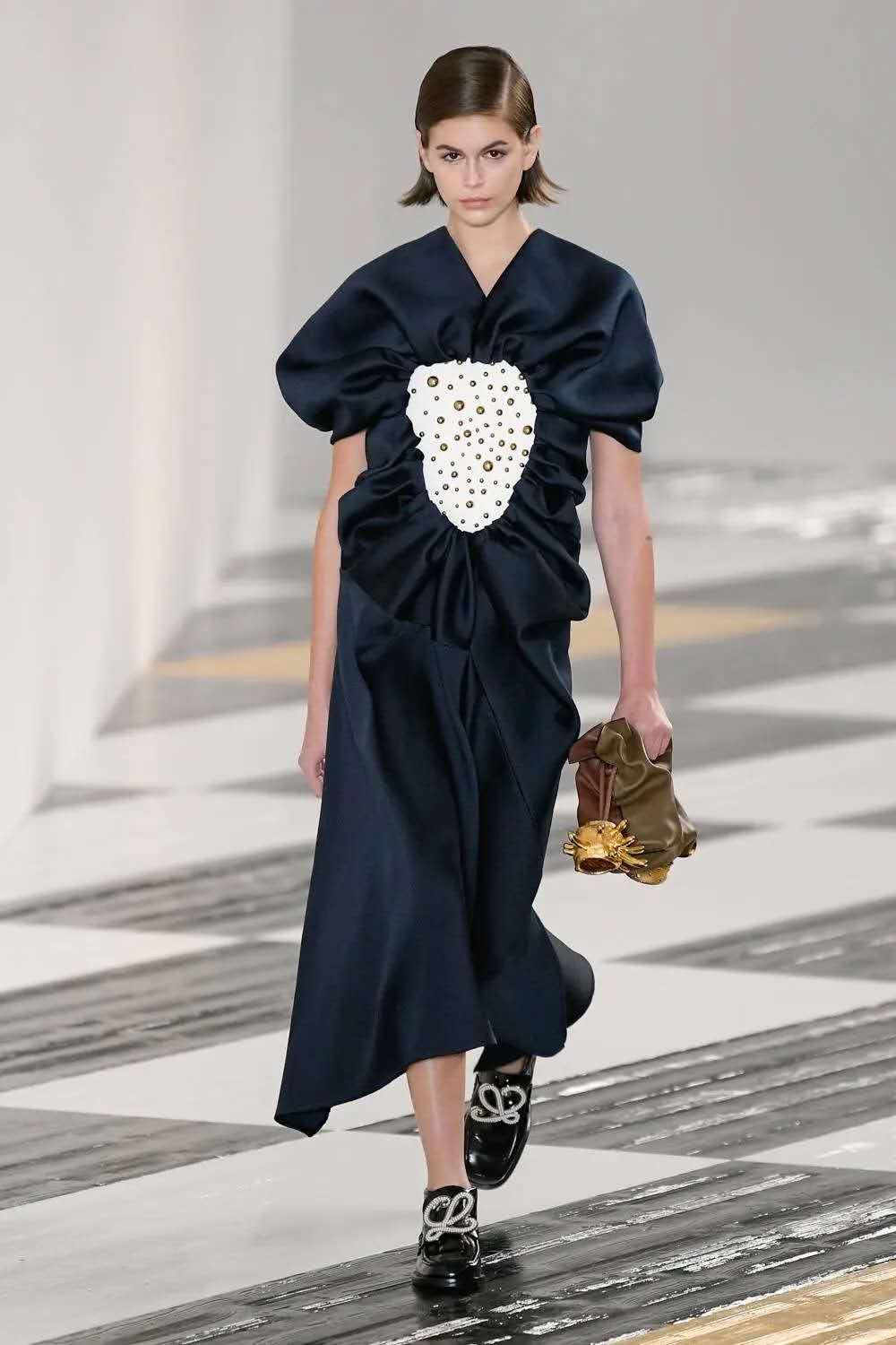 别致的肩袖,褶皱的细节,loewe的秋冬时装秀,低调且不张扬|褶皱|线条感