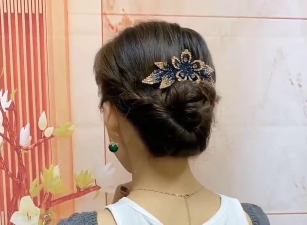 超简单的盘发造型,大姨小姨都喜欢这样扎,一定要让老妈学会!