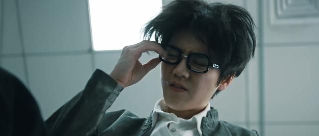 前几集中充斥着大量的镜头摇晃和复古环境的营造,烘托悬疑剧情的氛围.