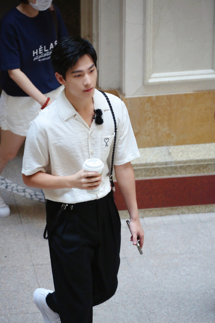 杨洋今日元气满满的哥哥路透来袭清爽帅气简直小言男主既视感