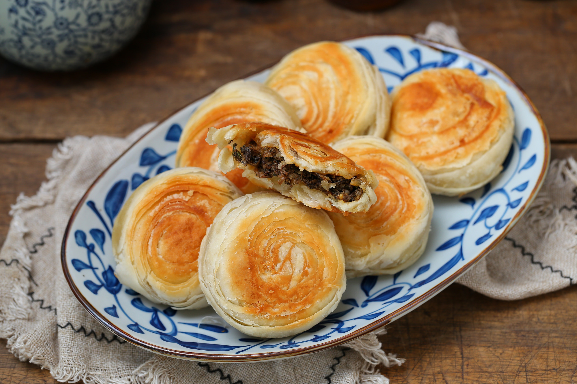 用平底锅就能做肉酥饼香喷喷咬一口直掉渣孩子早餐有着落了