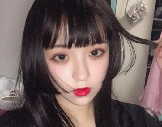 这款发型在脸颊两侧分别有两缕头发,所以不少女生便认为可以遮挡脸部
