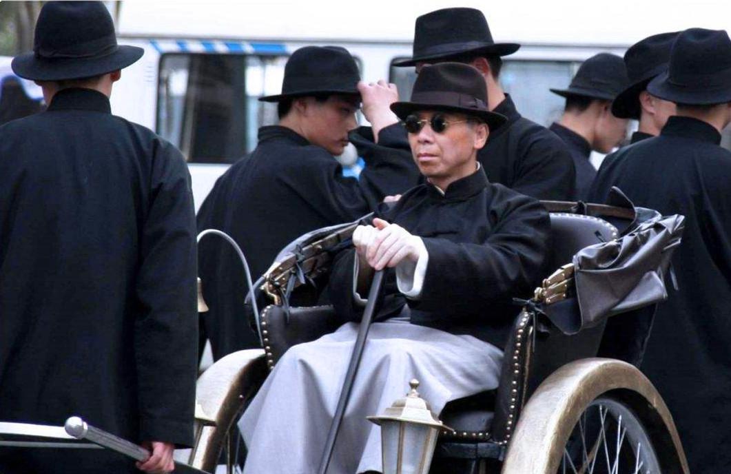 与此同时,因为早年的人脉,黄金荣不仅在白道混迹得风生水起,在青帮中