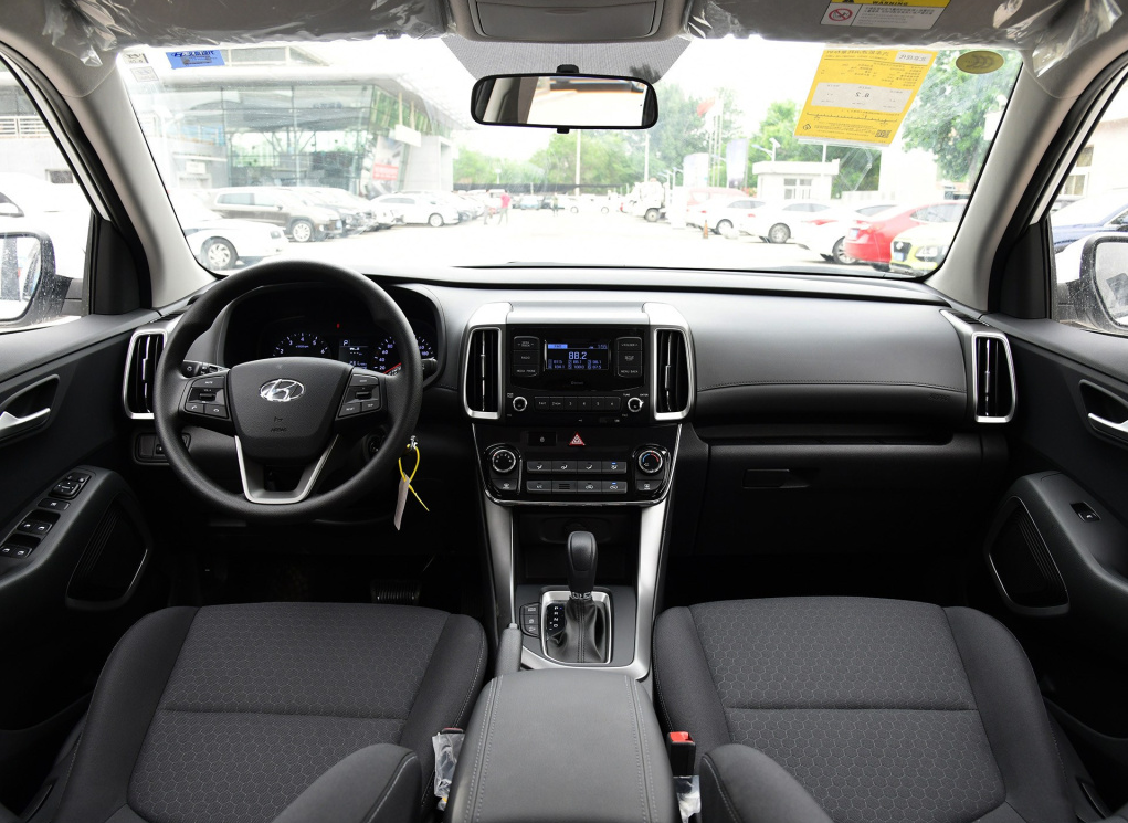 新款ix35上市,外观内饰依旧"硬",新增两项安全配置