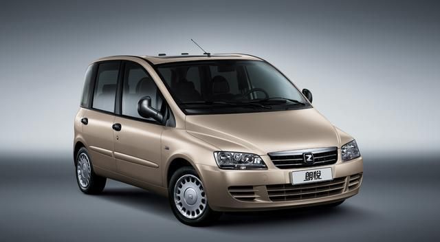 中控设计像飞机?这台众泰m300被称为最丑mpv