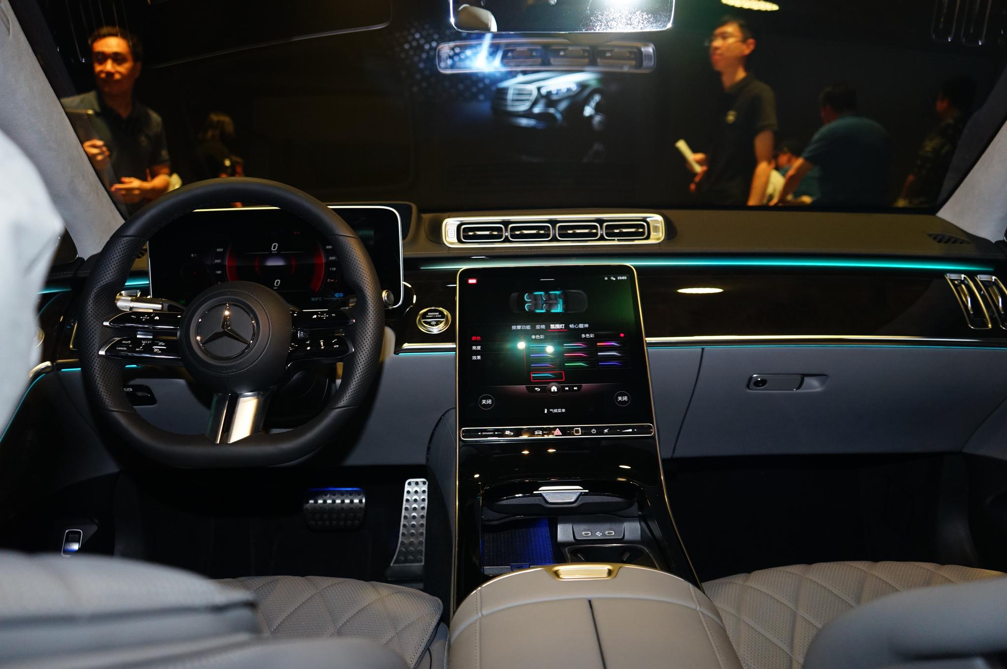 更豪华智能全新奔驰s级全球首发配128英寸中控大屏