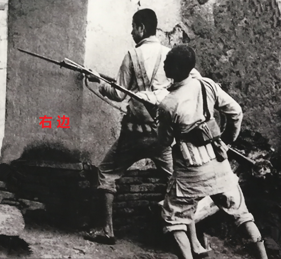 摄影师拍下八路军藏在门板后面准备跟日军拼刺刀的紧张时刻