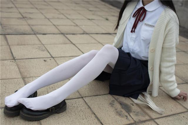 29岁的冯提莫终于放开,把白丝泡泡裙穿上,秀出的身段让人崩溃