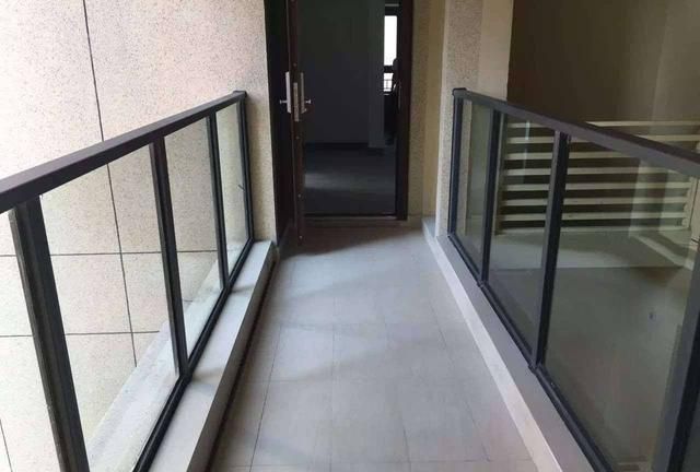 拆迁分到带连廊的房子相邻两户都是我家的物业凭啥不让我封