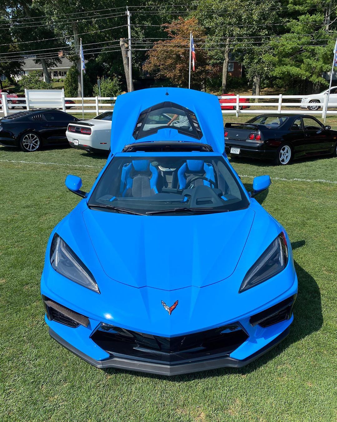 科尔维特c8敞篷版实车蓝色的设计