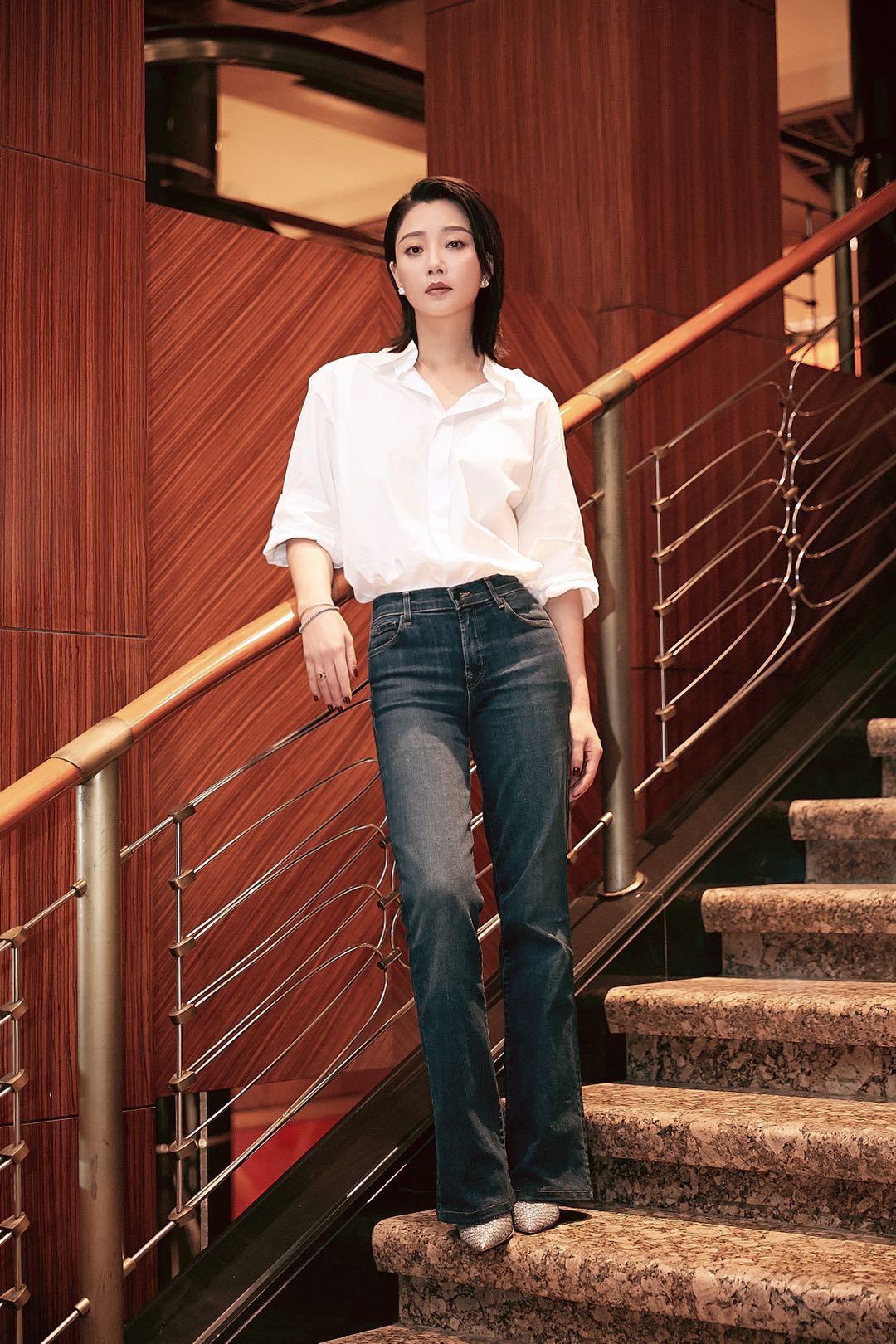 骆玉珠身穿白衬衫 牛仔外套,读者说:怎么看都比咱好看