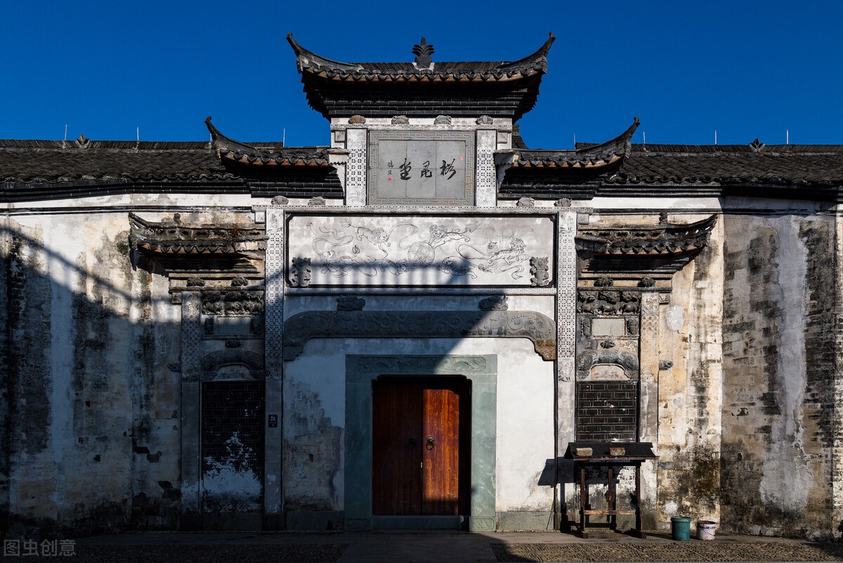 这座村庄就是在浙江当地很有名的霞山古村,霞山古村的具体位置在衢州