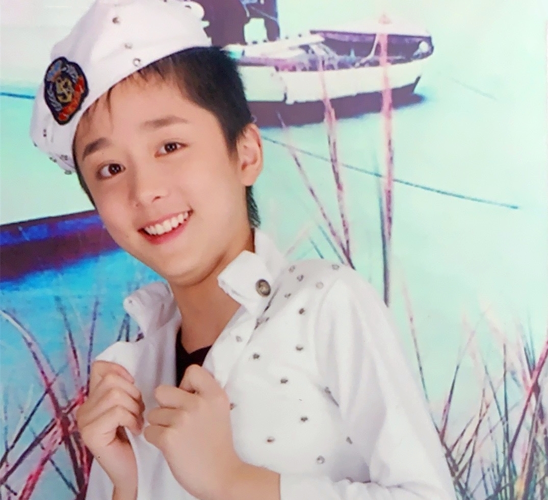 张新成李栋旭被说整容,朱一龙刘亦菲被说老,眼皮多也是困扰?