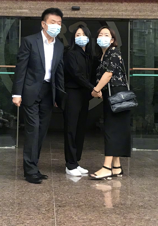 谭松韵母亲离世官司露面,一脸憔悴认不出,与父亲拥抱打气惹人怜