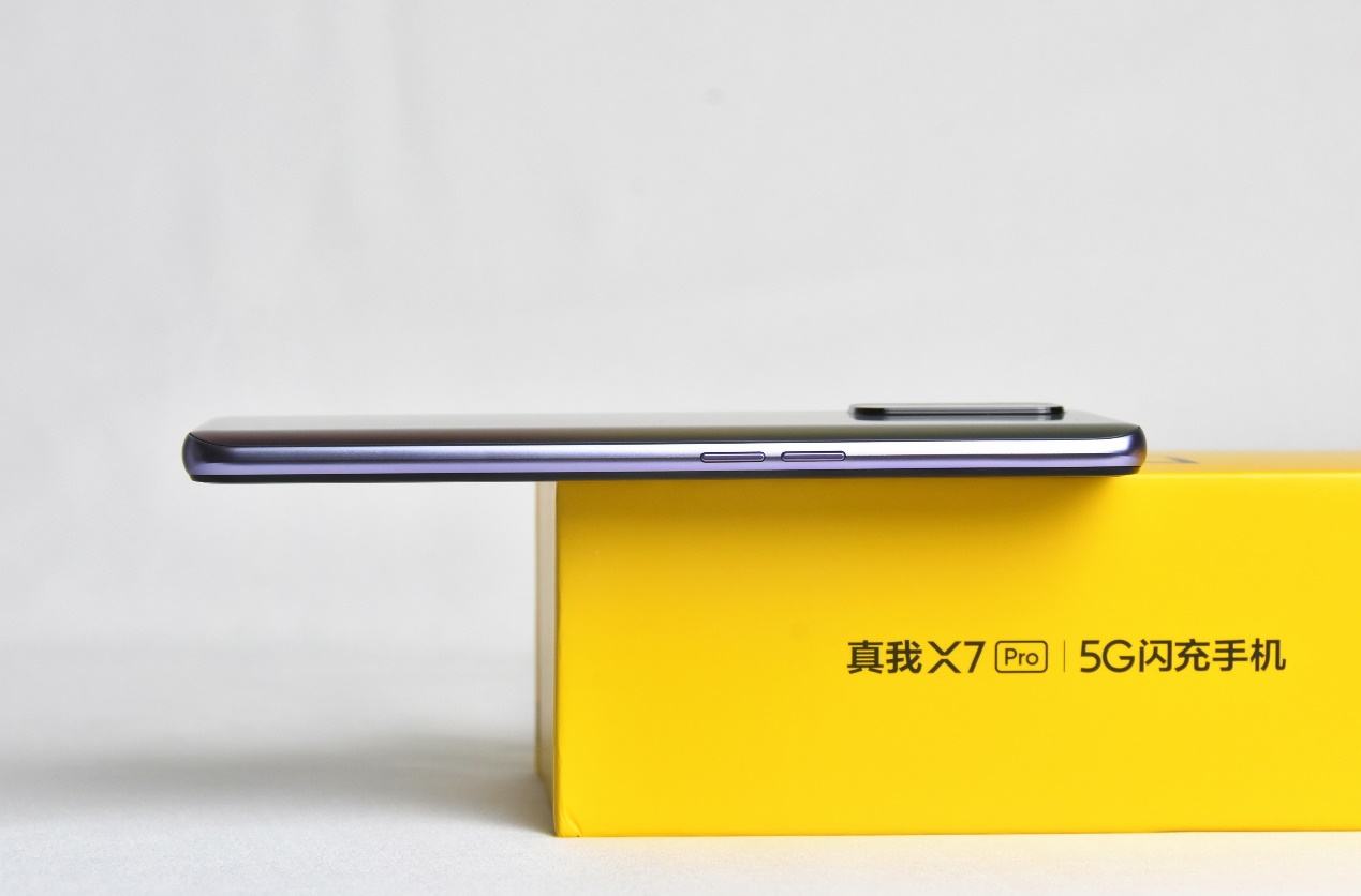 真我 x7 pro手持非常轻盈,结合背部的曲面设计和细磨砂的ag玻璃材质