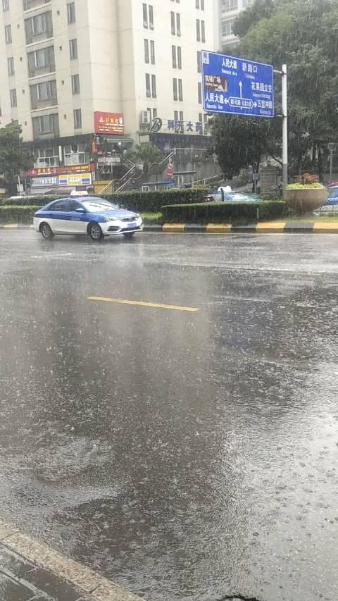 贵阳这个天翻脸比翻书还快,说下雨就下雨!无情啊!