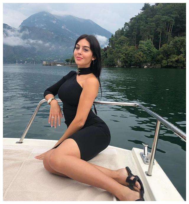 c罗求婚靓丽女友25岁的保姆为何能夺走30亿少女的梦