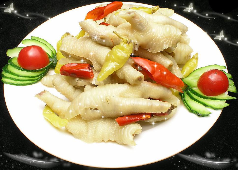 小窍门:泡椒凤爪制作时要选大个雪白的鸡爪,泡制过程尽量在阴凉的地方