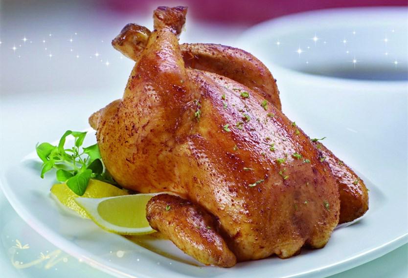 巴蜀传统地方名菜芳香扑鼻的樟茶鸡色泽油亮光洁口感嫩