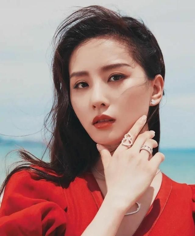刘诗诗碧海蓝天红裙大片,真是美人如诗,而你会怎么评价?