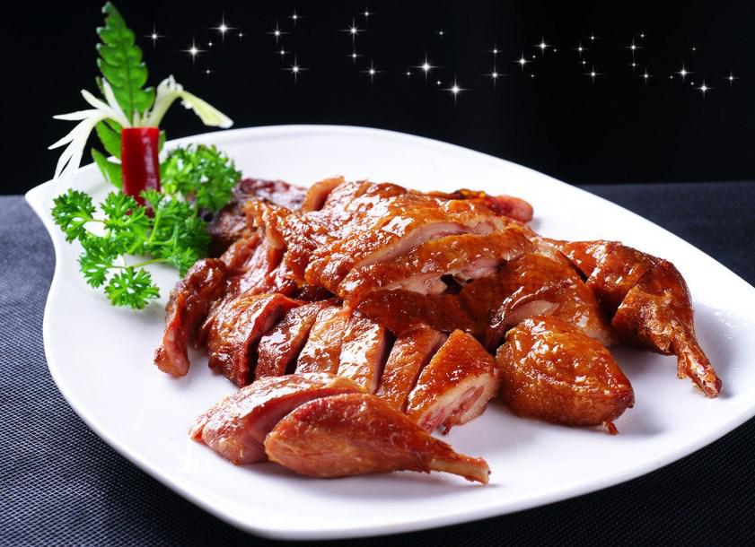 巴蜀传统地方名菜芳香扑鼻的樟茶鸡色泽油亮光洁口感嫩