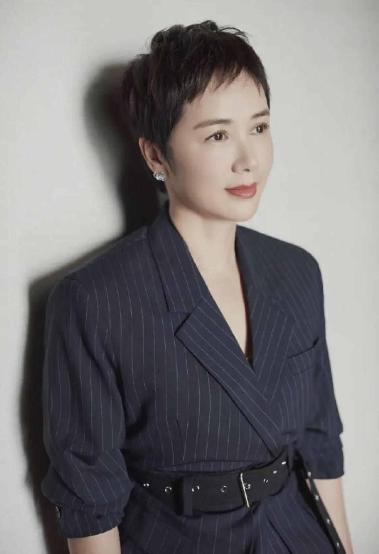 蒋雯丽这次真穿对了条纹西装配红色半身裙腰线挺高显腿长