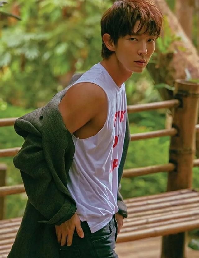李准基真的很适合无袖背心,凸显肌肉线条,男性荷尔蒙爆棚!