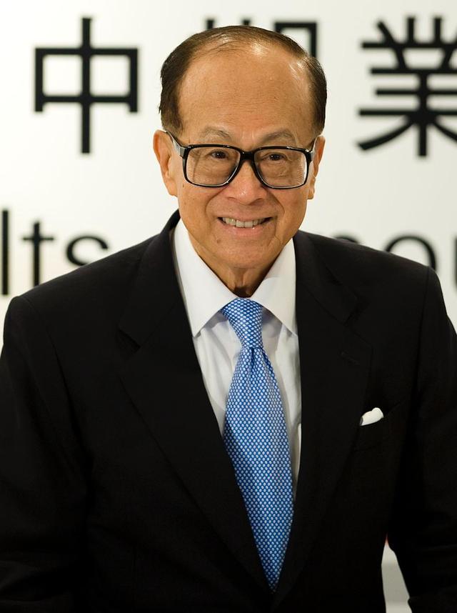 李嘉诚24岁长孙女任基金会董事正式接手家族产业有望做接班人