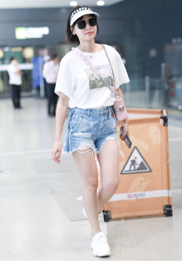 叶一茜状态真好穿白t恤配牛仔短裤走机场170身材太苗条